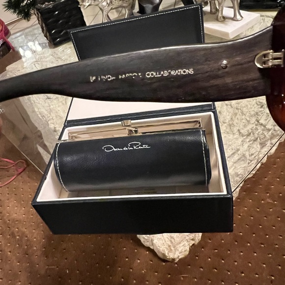 Oscar De la Renta wood frame sunglasses comes storage box & case with brown tint - Picture 7 of 9